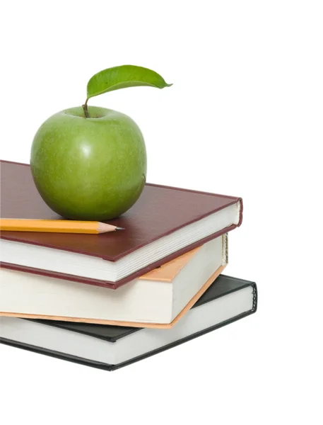 Yeşil elma ve yığın kitap üzerinde kalem — Stok fotoğraf