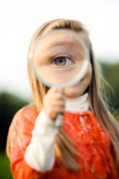 拡大鏡を持つ少女 — ストック写真