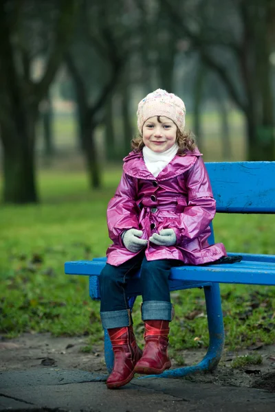 Κορίτσι που κάθεται στον πάγκο — Φωτογραφία Αρχείου
