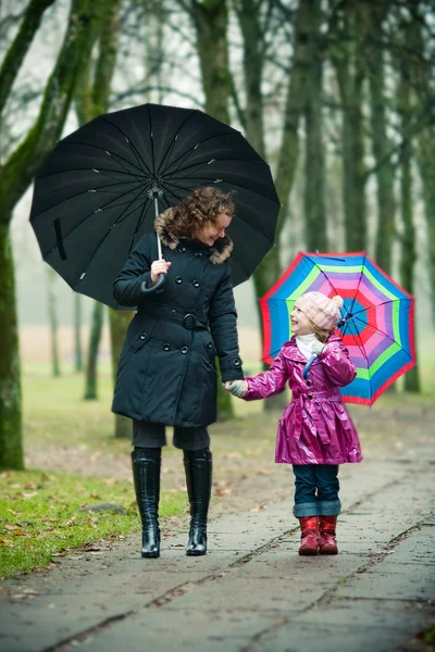 傘の下の娘を持つ母 — ストック写真