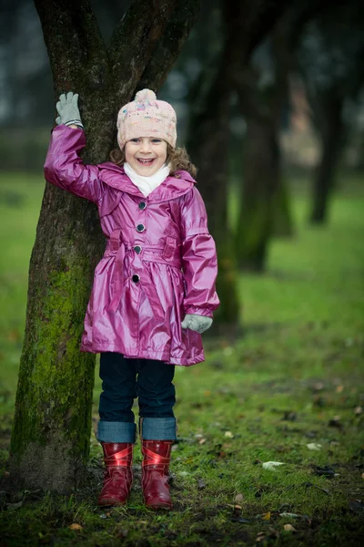 Meisje in de buurt van boom — Stockfoto