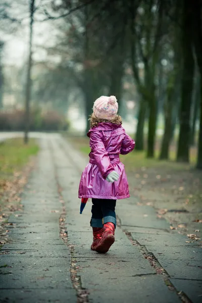 Mała dziewczynka ucieka — Zdjęcie stockowe