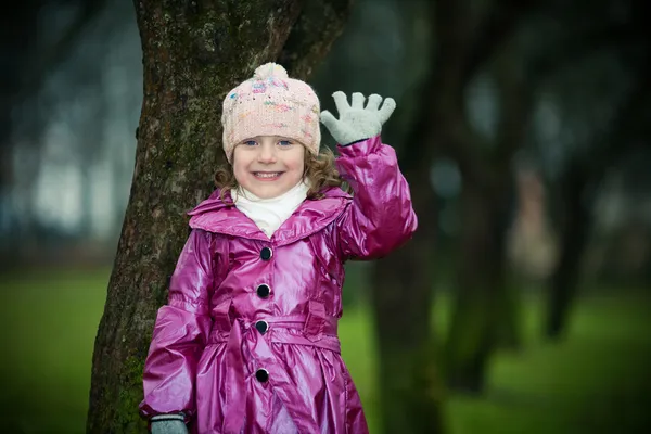 Menina perto da árvore — Fotografia de Stock