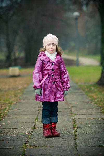 Dziewczyna w parku — Zdjęcie stockowe