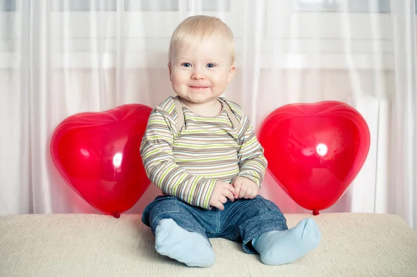 Lustiger Junge mit Herz-Luftballons — Stockfoto