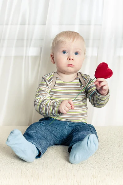 Маленький мальчик с сердцем — стоковое фото
