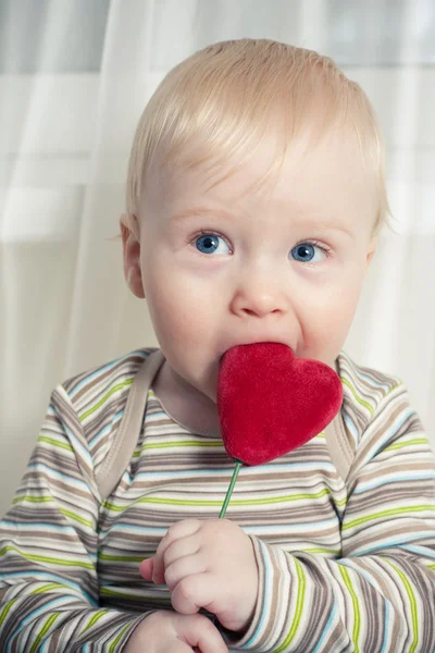 Lustiger Junge mit Herz im Mund — Stockfoto