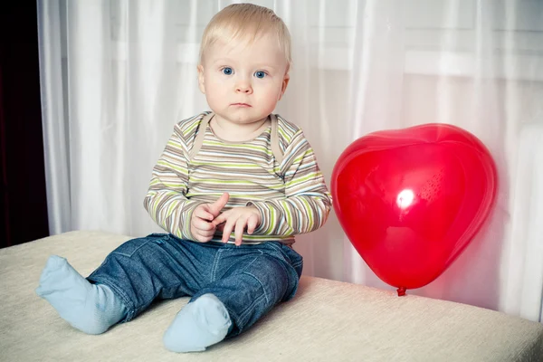Funny boy med hjärtat ballong — Stockfoto