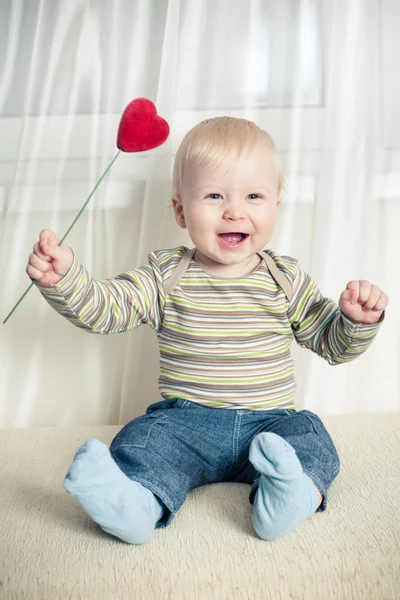 Маленький мальчик с сердцем — стоковое фото