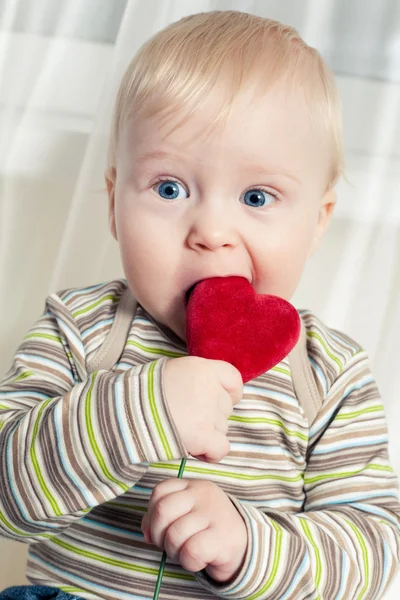 Αστείος αγόρι με την καρδιά στο στόμα — Φωτογραφία Αρχείου