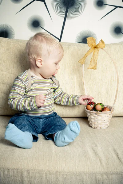 Niño pequeño con huevos de Pascua — Foto de Stock