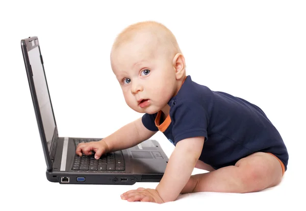 Glückliches Kind mit Laptop — Stockfoto