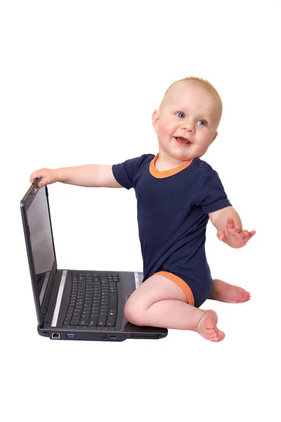 Счастливый ребенок с ноутбуком — стоковое фото