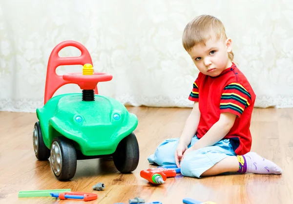 Mały chłopiec nie może naprawić auto — Zdjęcie stockowe