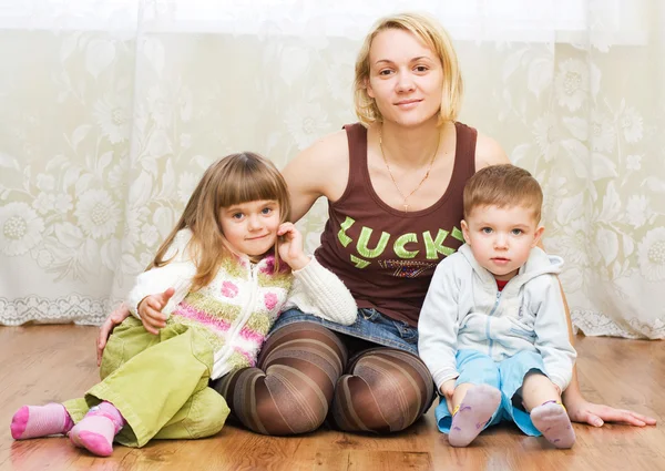 Matka z synem i córką na podłodze — Zdjęcie stockowe