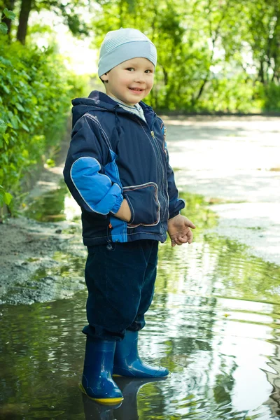 在水坑中的小男孩 — 图库照片
