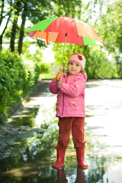 Kislány esernyővel — Stock Fotó