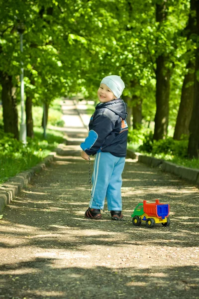 Kleine jongen met speelgoedauto — Stockfoto