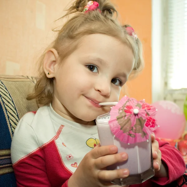 Dívka nápoje koktejl — Stock fotografie