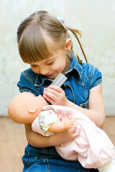 Menina brincando com boneca — Fotografia de Stock