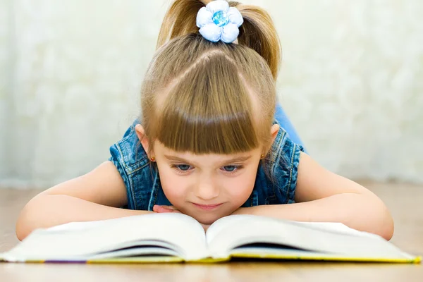 Menina lê livro — Fotografia de Stock