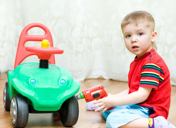 Mały chłopiec naprawy auto — Zdjęcie stockowe