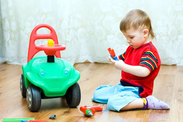 Kleine jongen reparaties auto — Stockfoto