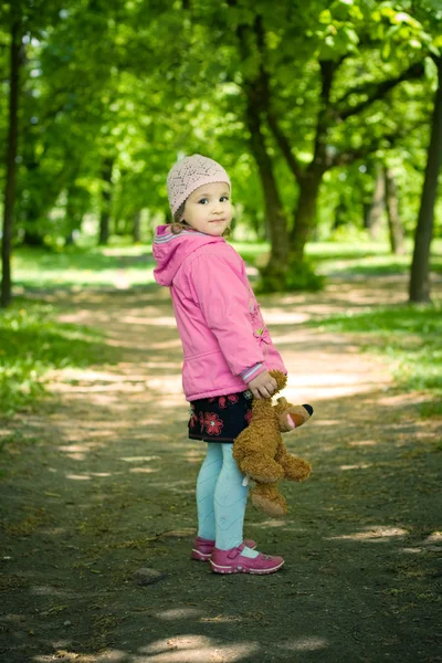 Смешная девочка с медвежьей игрушкой — стоковое фото