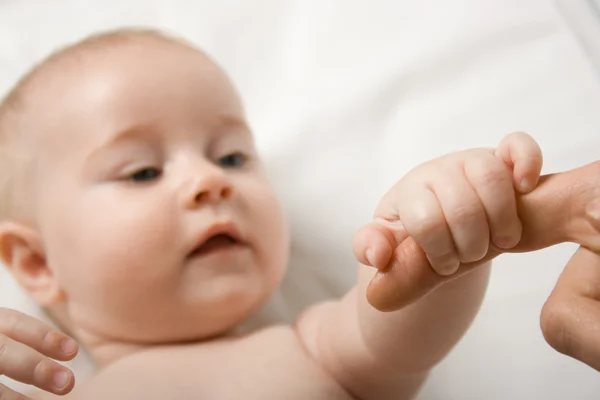 Maintien bébé main des mères — Photo