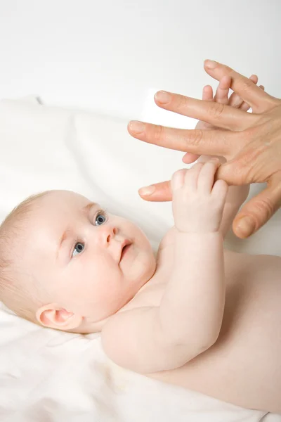 Dítě drží ruku matky — Stock fotografie