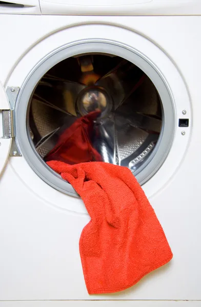 Pyyhe ja pesukone — kuvapankkivalokuva