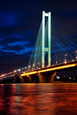 Güney Köprüsü geceleri. Kyiv, Ukrayna.