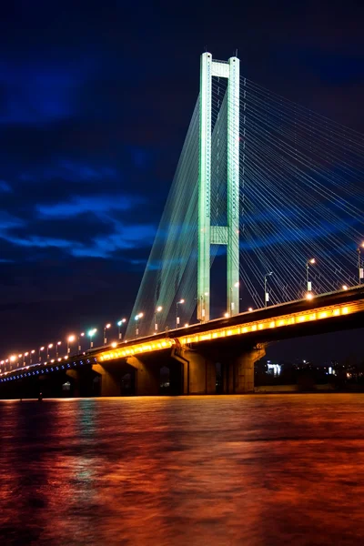 Södra bro på natten. Kiev, Ukraina. — Stockfoto