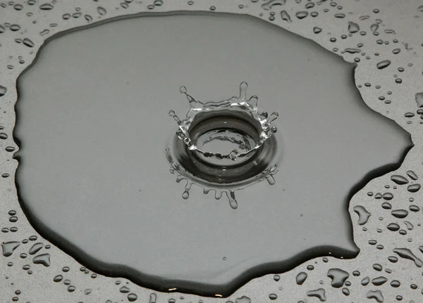 Kapičky vody na hladké žulové — Stock fotografie