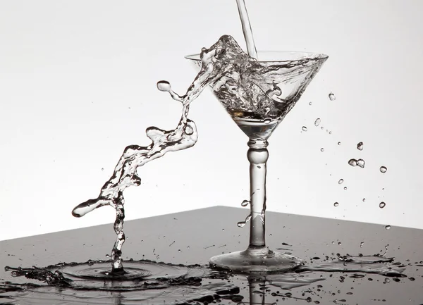 L'eau coulant dans un verre Martini — Photo