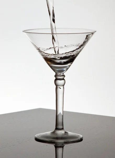 Water pouring into a Martini glass — Stock Photo, Image