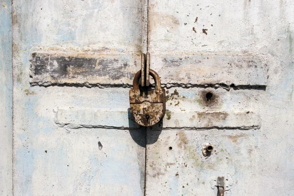 Porta in metallo arrugginito con serratura — Foto Stock