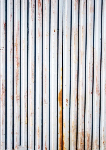 Un vecchio recinto di ferro ondulato — Foto Stock