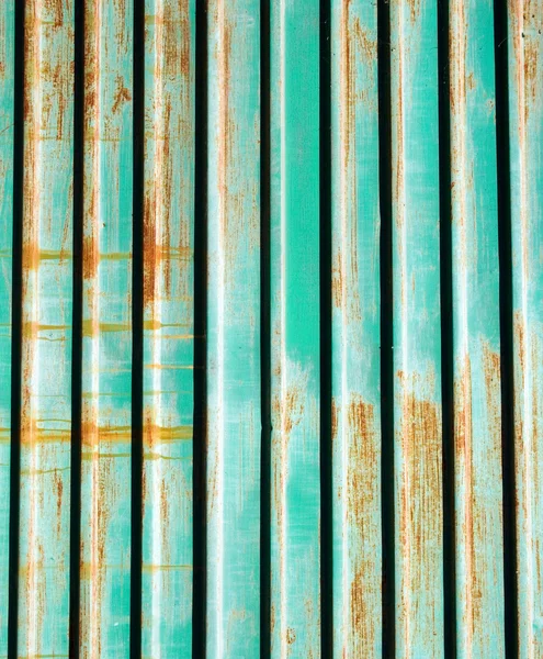 Une clôture en fer ondulé rouillée — Photo