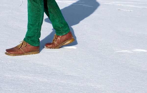 雪の上を歩いてください。 — ストック写真