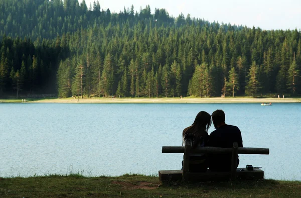 Couple au bord du lac — Photo