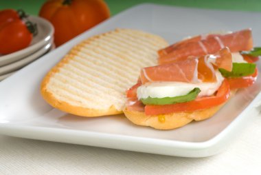 Panini caprese ve parma jambon.