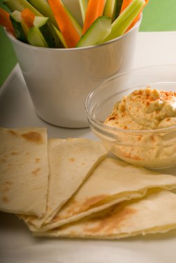 Pita ekmeği ve sebzeli humus sosu