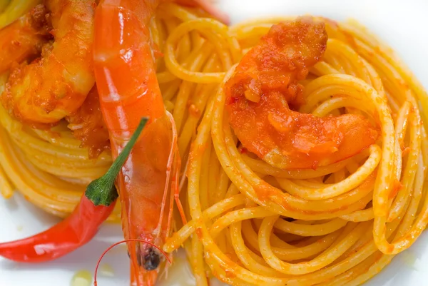 Pasta and spicy shrimps — Stock Photo, Image