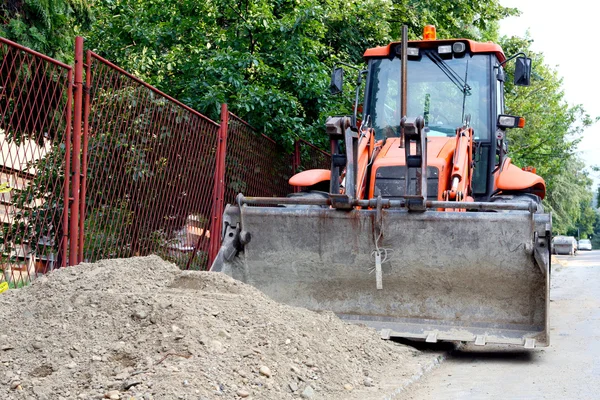 buldozer bir toprak yığını ile