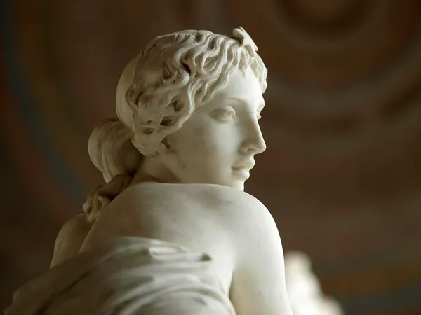 Gentle beauty immortalised in marble — Stock Photo, Image
