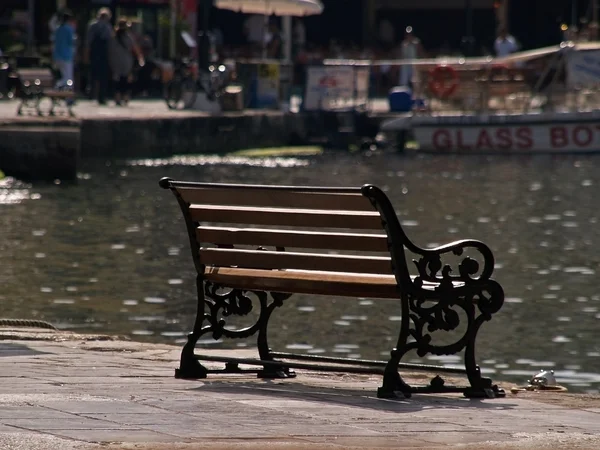 Романтическая скамейка запасных в Ханье — стоковое фото