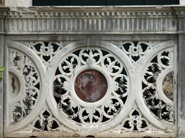 Detalj från venetiansk byggnad - Venedig — Stockfoto