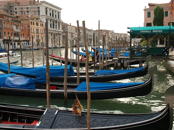 Venedig - Parken von Gondeln — Stockfoto