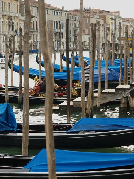 Venetië - parkeren gondels — Stockfoto